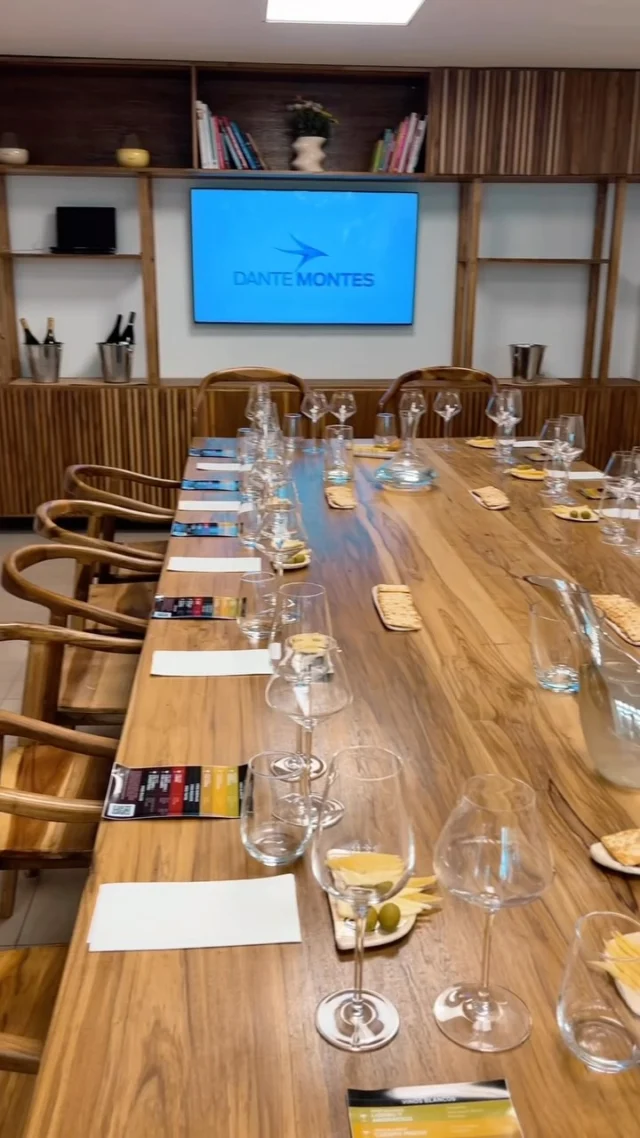 Ayer cerramos el año con algunos clientes - amigos que nos acompañaron en diferentes proyectos. Y se nos ocurrió hacerlo de una forma diferente, inaugurando la nueva sala de degustación de @american_bar Suc Centro. Gracias Felipe enólogo de @elefantewines Nuestro Wine Up🍷 Pet Nat Chardonay de @camunas.wine Calingasta con Moscatel de @carasur.barreal Un nuevo proyecto @obonwines con su Chenin y Cofemertacion de tintas @elefantewines Memoria de Elefante Syrah - Chardonay 7 barricas - Elephant Gun Blend de Tintas Gracias a todos. @nicolasamontes. @facuamorales @gema.guinazu_ @agencia.montes @luisrmontes @tawacocina